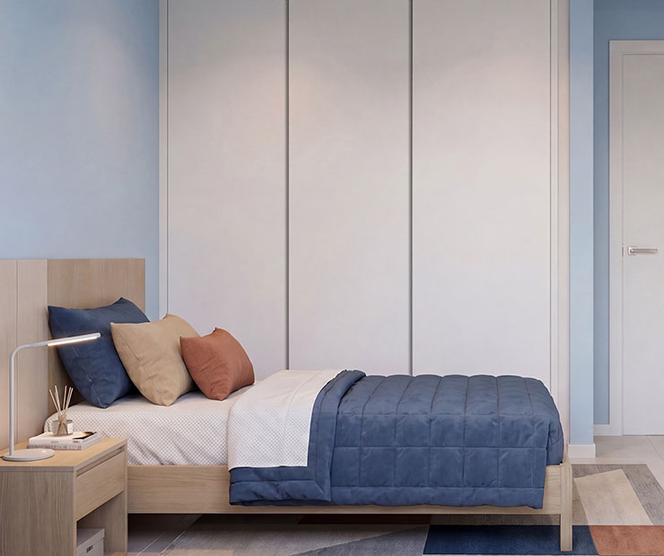 Dormitorio infantil compartido con dos camas y pared azul en chalet de Valdemoro. Decoración acogedora con láminas infantiles inspiradoras, cabeceros de madera y lámparas colgantes de diseño.